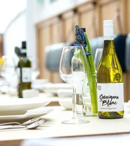 Burnside-Hotel-Restaurant-Table-705x470