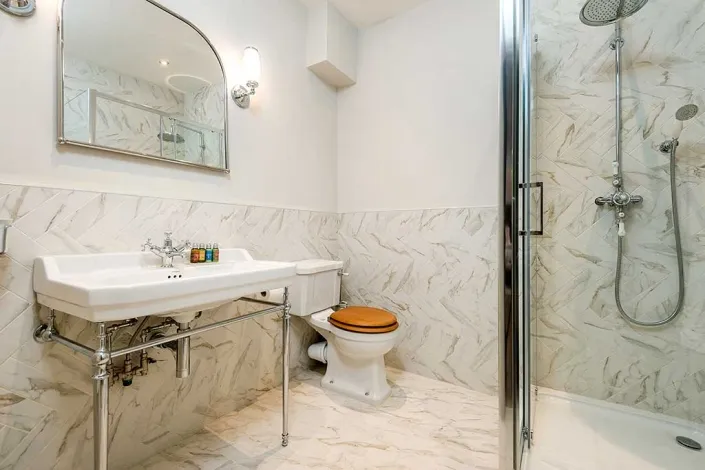 Deluxe-Double-En-Suite-705x470