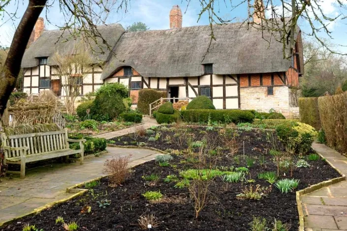 Anne_Hathaways_Cottage-705x470