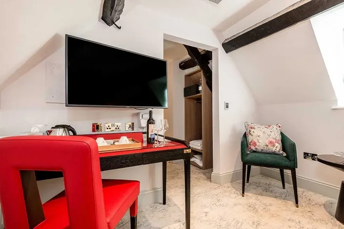 Deluxe-Double-Smart-TV-705x470