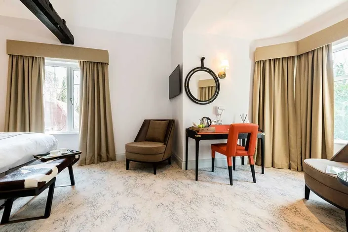 Executive-King-Room-Desk-705x470