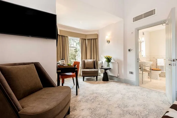 Executive-King-Room-Feature5-705x470