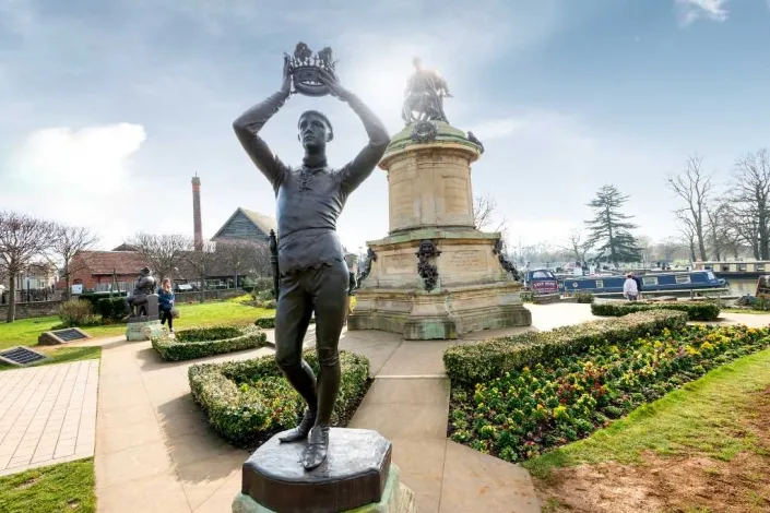 Shakespeare_Memorial_Bancroft_Gardens-705x470