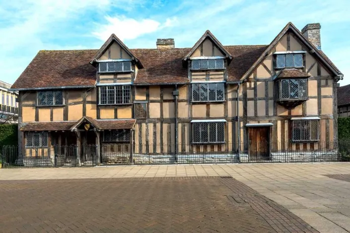 Shakespeares_Birthplace-705x470