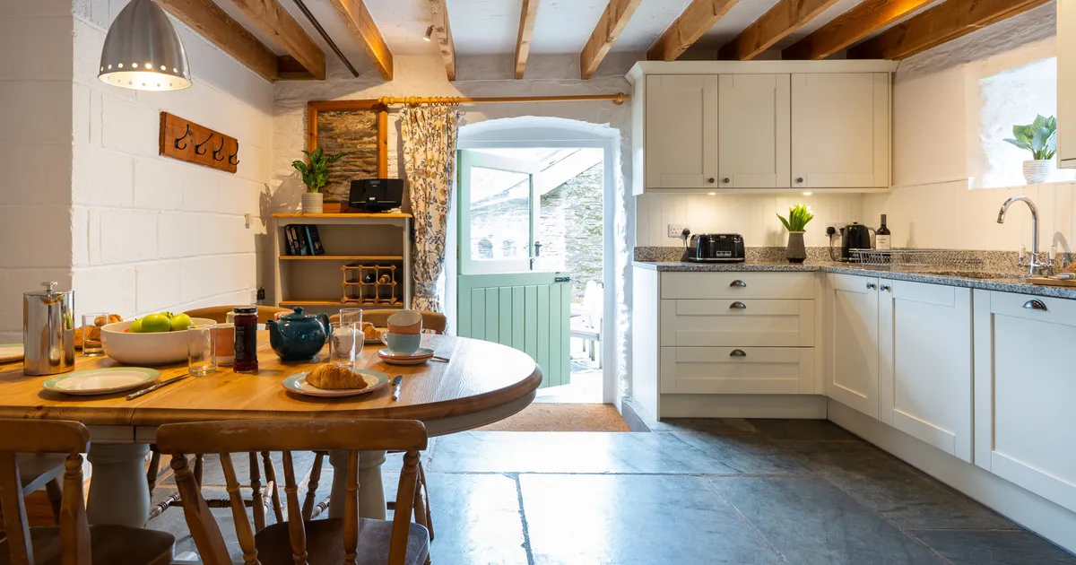 Ducks Quarry dining area and kitchen
