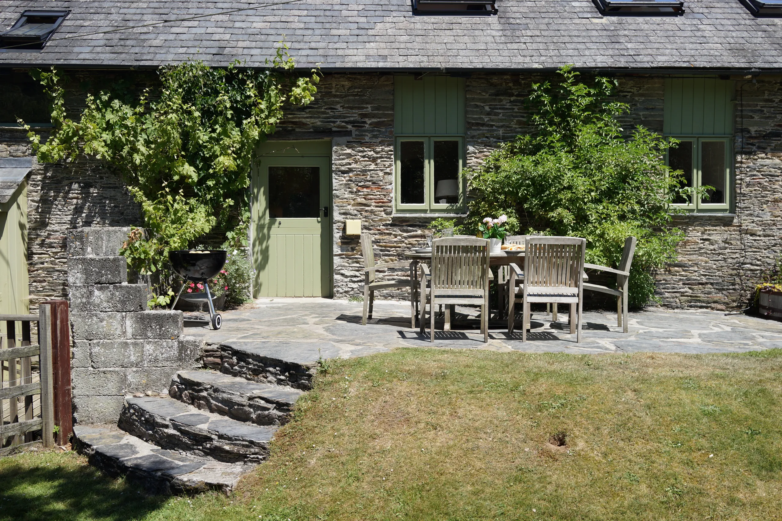 The stables back garden with table and chairs