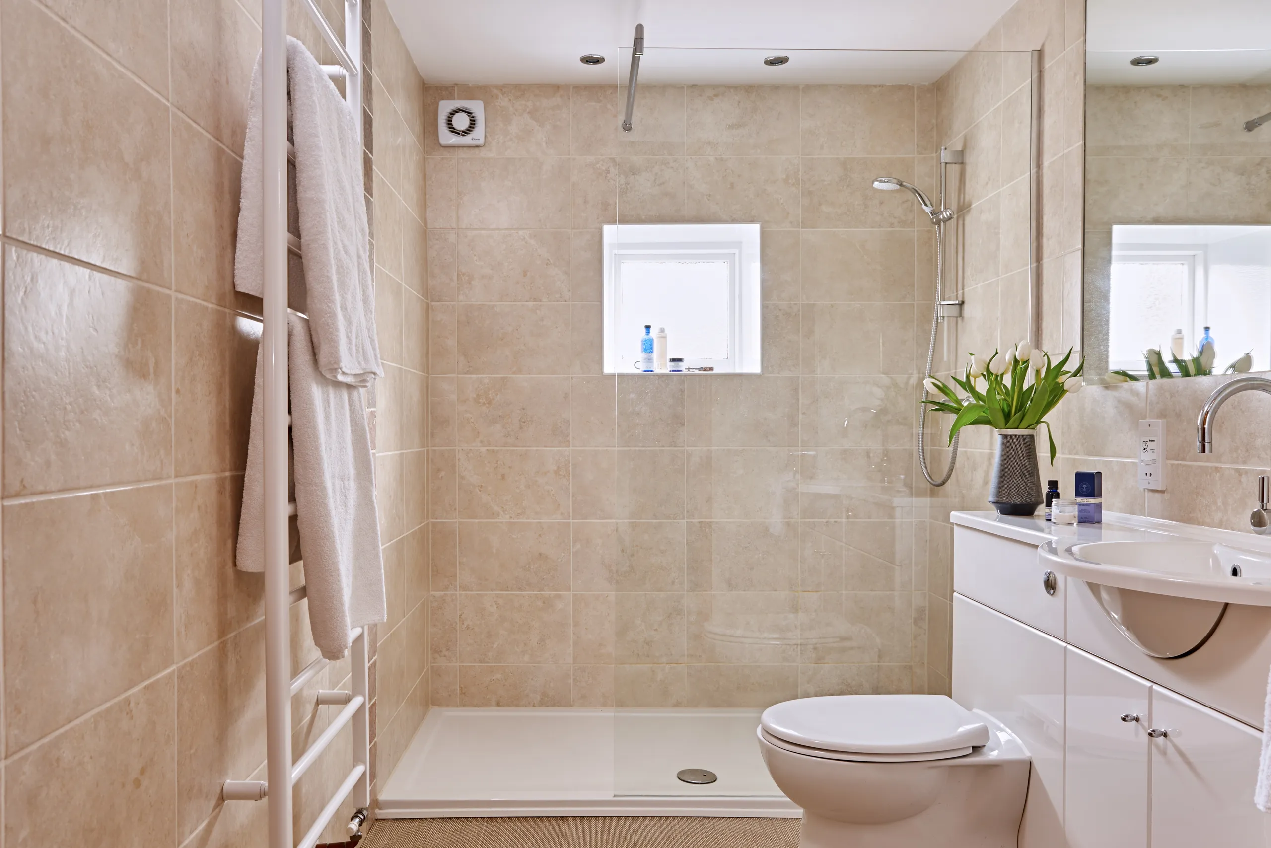stables shower room with modern details
