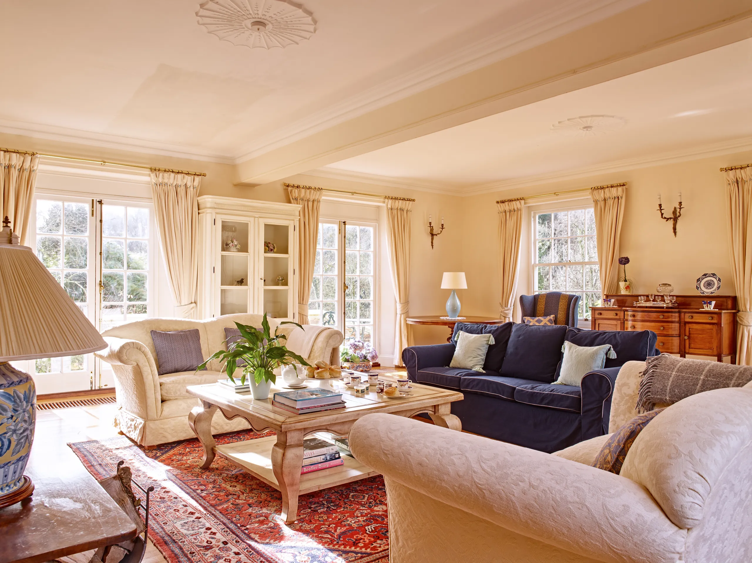 Room view of elegant drawing room