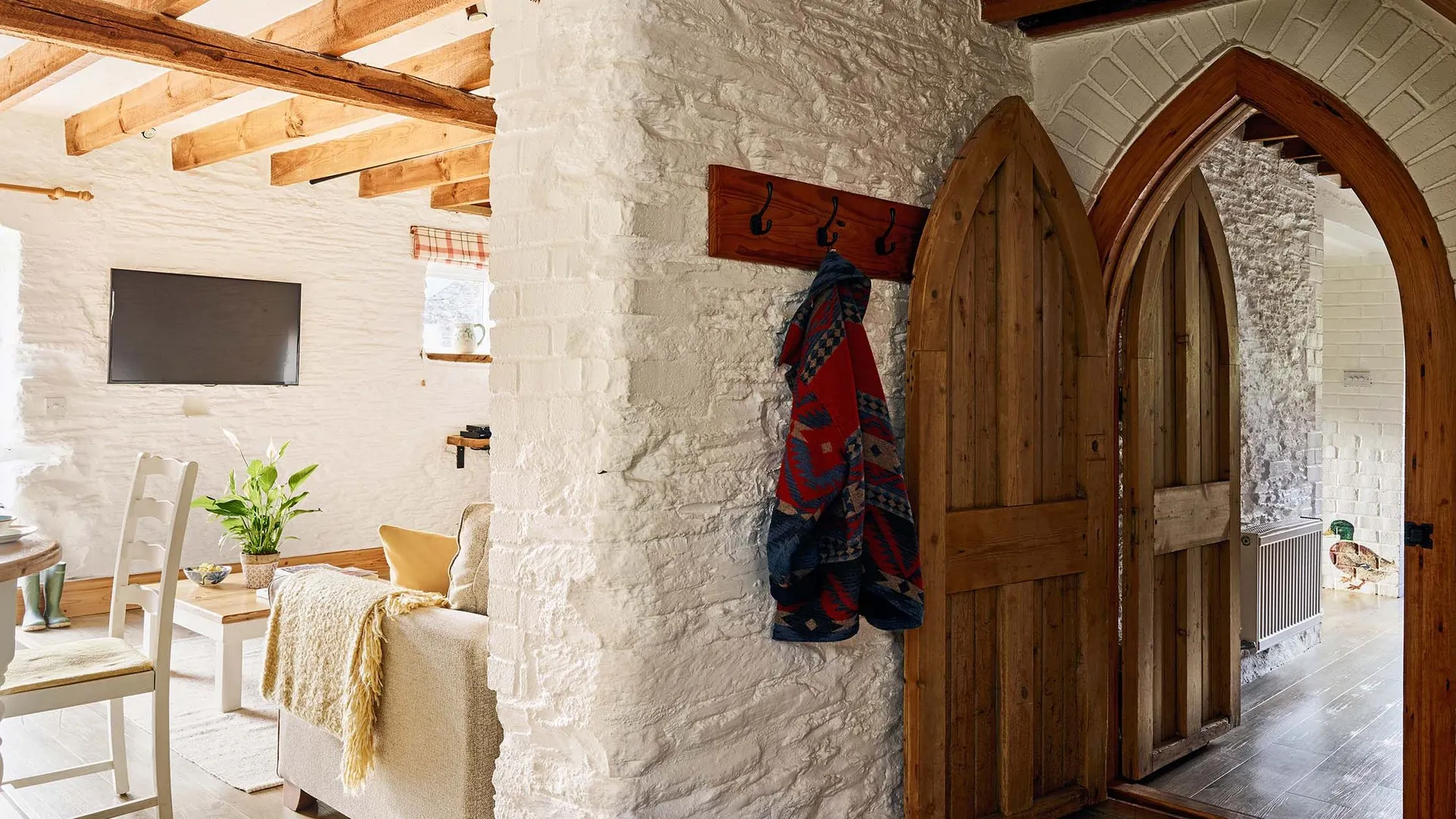 Interlinking doorway in Duck’s Quarry at Flear Farm Cottages, connecting Quarry and Duck’s Nest to form shared accommodation.
