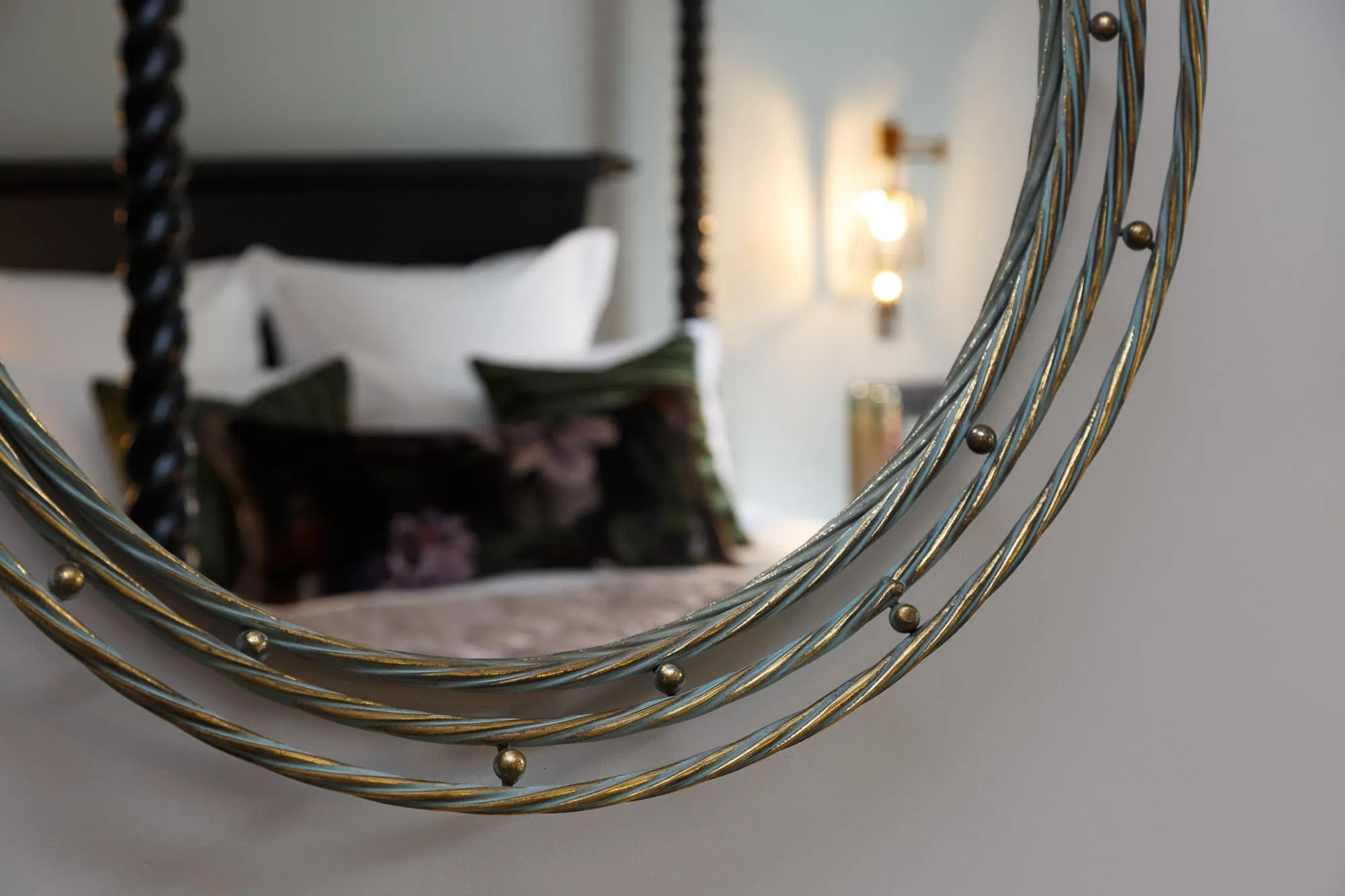 Tulipa feature room mirror