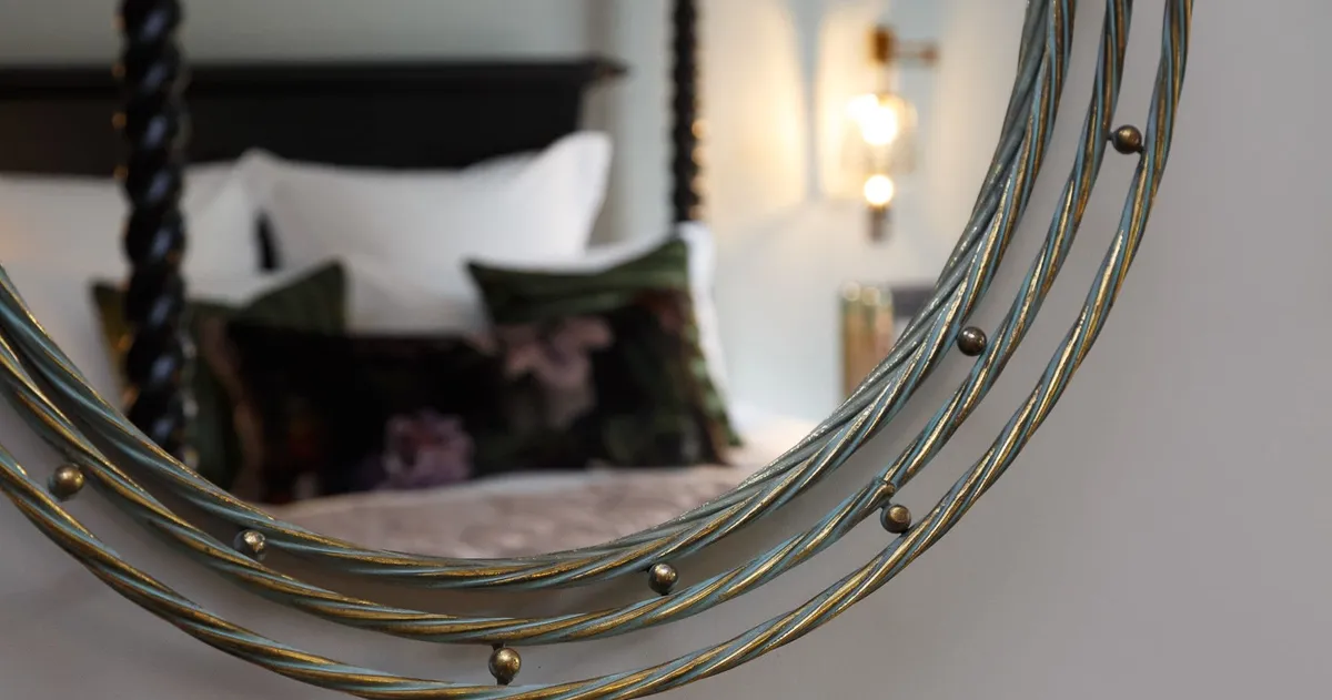 Tulipa feature room mirror