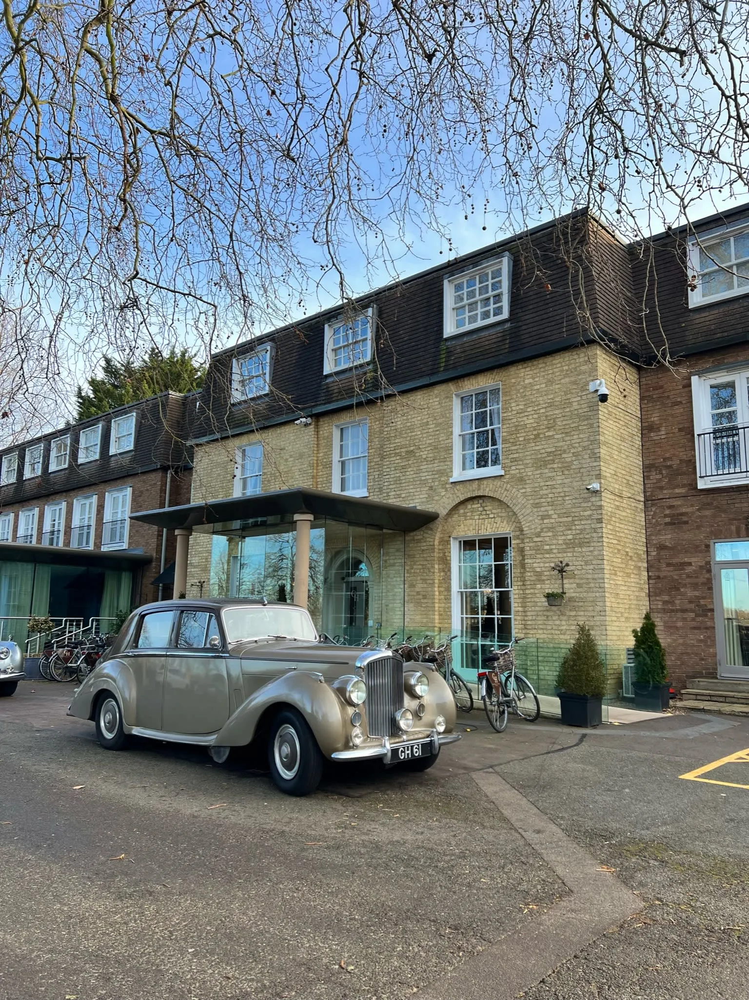 Hotel Bentley and hotel front