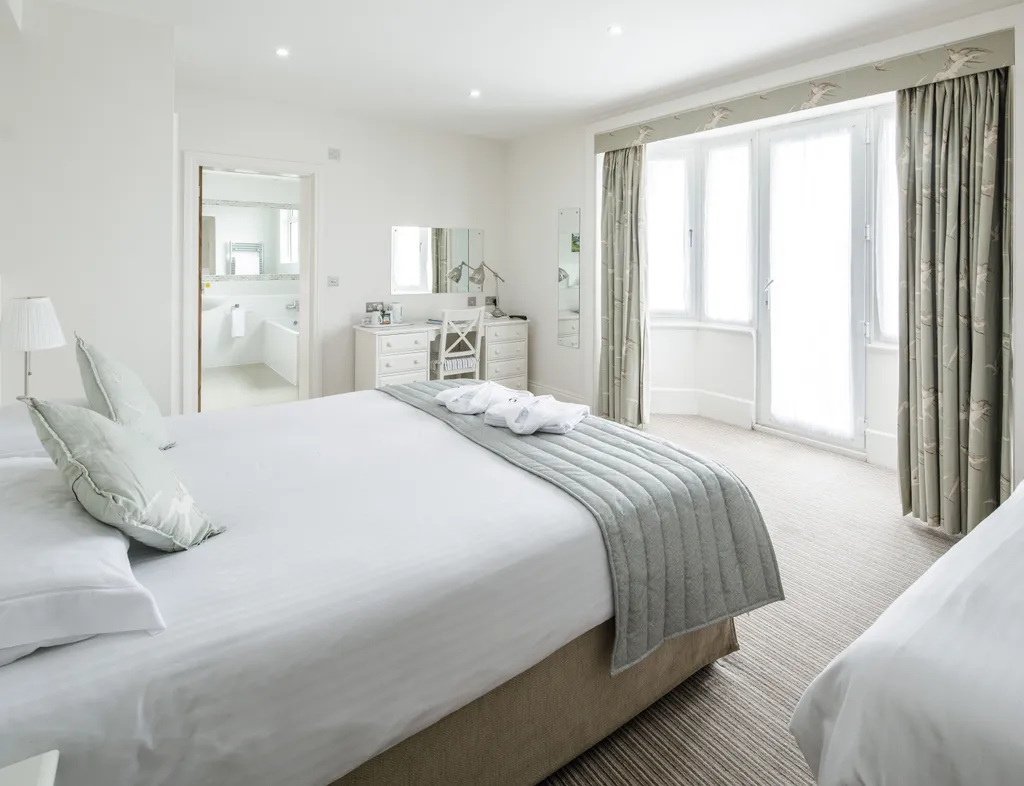 Bright triple room with a double bed, single bed, dressing table and en-suite bathroom