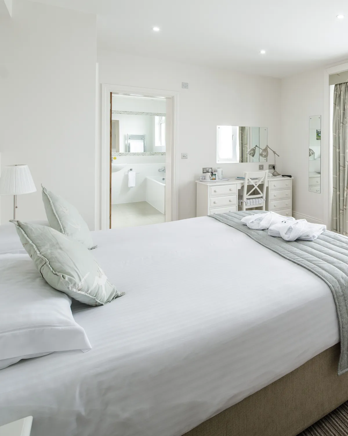 Bright triple room with a double bed, single bed, dressing table and en-suite bathroom