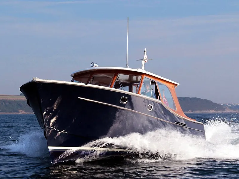 Alice Rose 9 motor yacht cruising at speed on open water